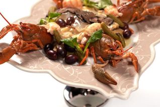 Салат Оливье с перепелиным мясом, раковыми шейками и трюфелем