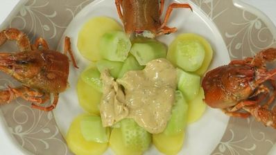 салат оливье с перепелиным мясом, раковыми шейками и трюфелем