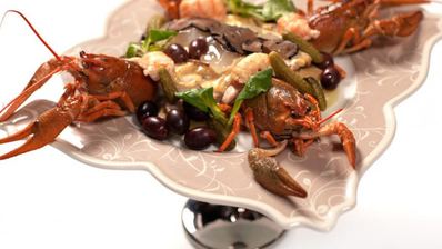 салат оливье с перепелиным мясом, раковыми шейками и трюфелем