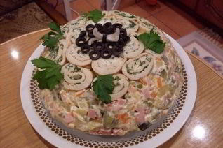 Салат Оливье с рулетами из омлета