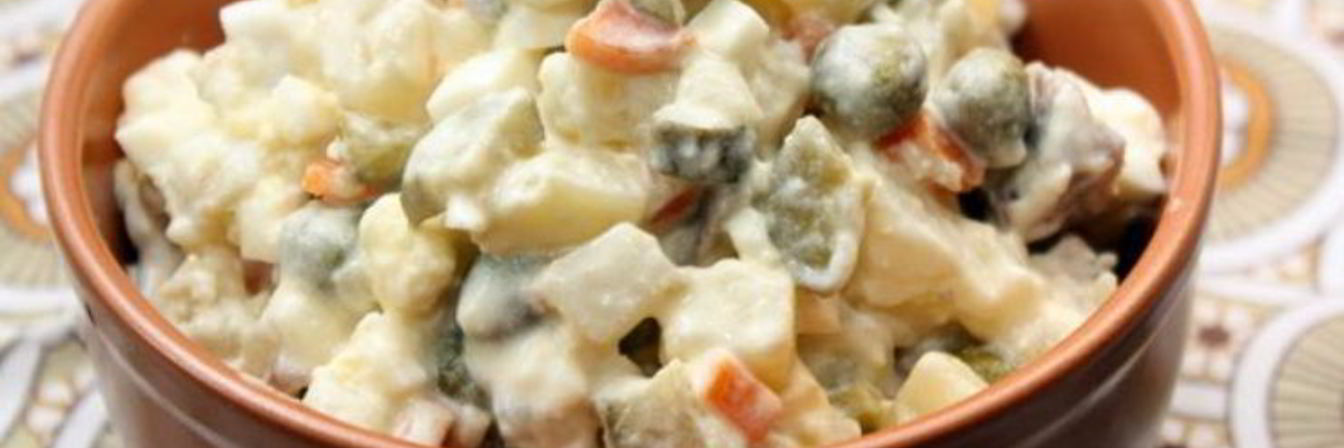 Салат Оливье с солеными огурцами