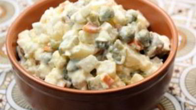 салат оливье с солеными огурцами