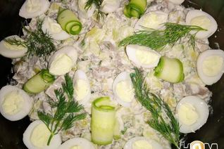 Салат Оливье с языком и свежим огурцом