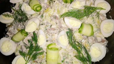 салат оливье с языком и свежим огурцом
