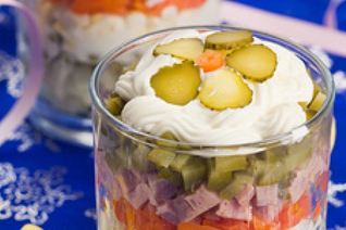 Салат Оливье , сервированный в стакане