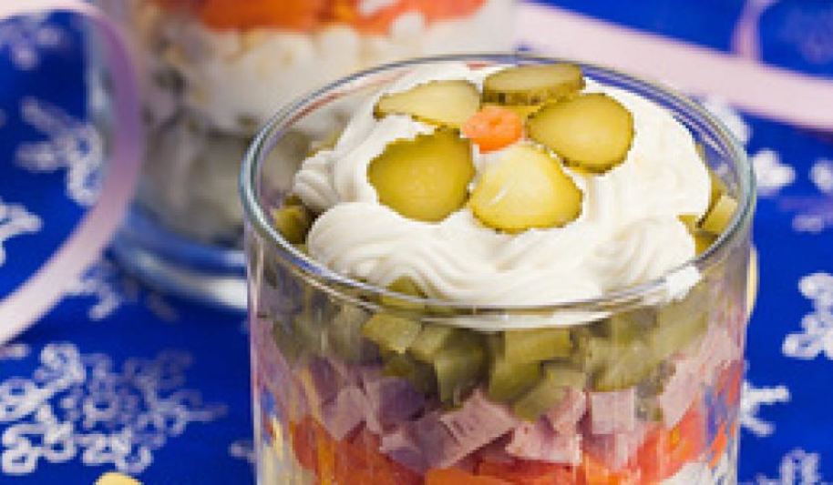 Рецепт салата оливье , сервированный в стакане