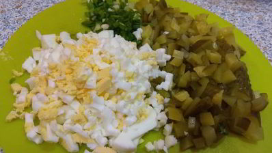 салат оливье в майонезном блинчике