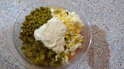 салат оливье в майонезном блинчике