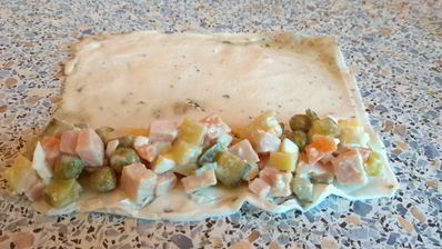 салат оливье в майонезном блинчике