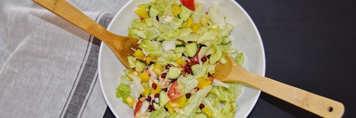 Овощной салат с гранатом и моцареллой