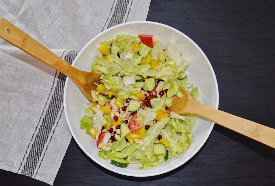 Овощной салат с гранатом и моцареллой