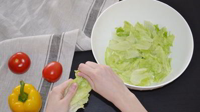 овощной салат с гранатом и моцареллой