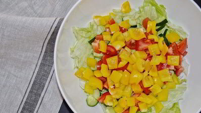 овощной салат с гранатом и моцареллой