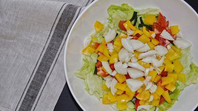 овощной салат с гранатом и моцареллой