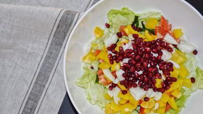 овощной салат с гранатом и моцареллой