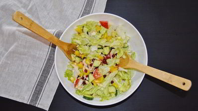 овощной салат с гранатом и моцареллой