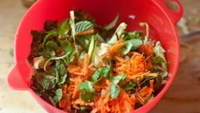 овощной салат с курицей