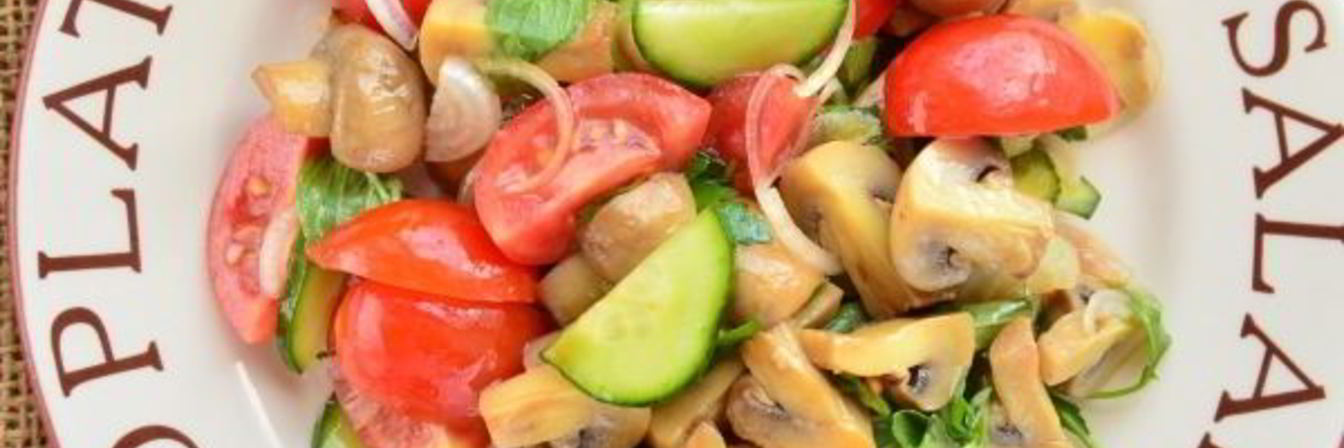 Постный салат с маринованными грибами