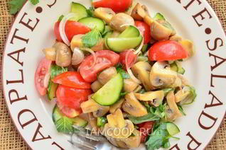 Постный салат с маринованными грибами