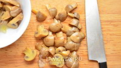 постный салат с маринованными грибами