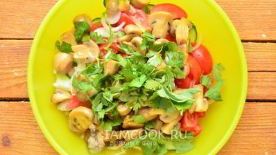 постный салат с маринованными грибами