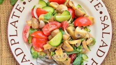 постный салат с маринованными грибами