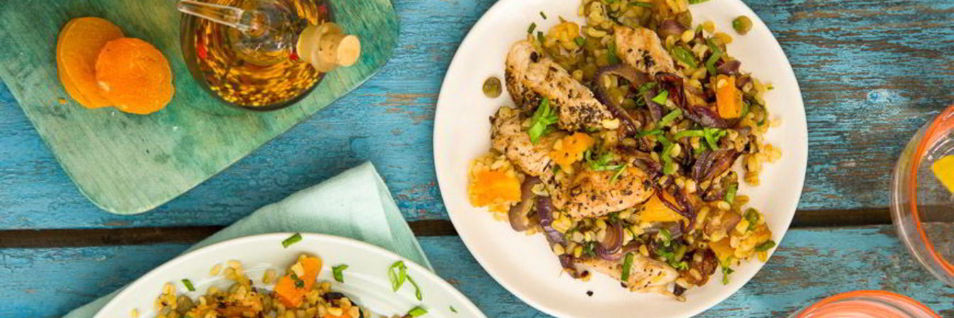 Пряный салат с булгуром, индейкой и курагой