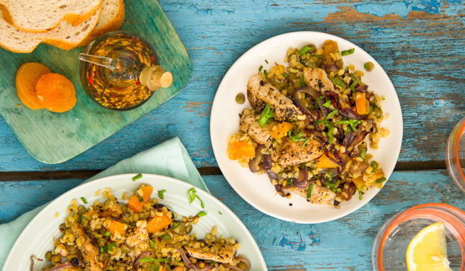 Рецепт пряного салата с булгуром, индейкой и курагой