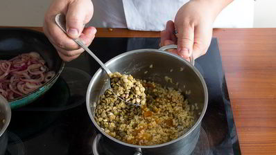 пряный салат с булгуром, индейкой и курагой