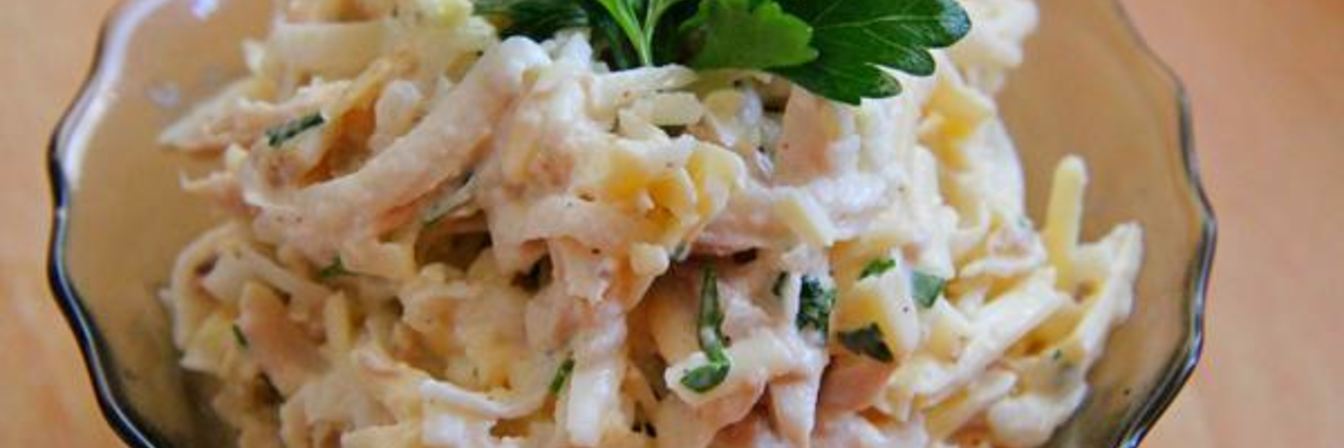 Салат из дайкона с отварной курицей