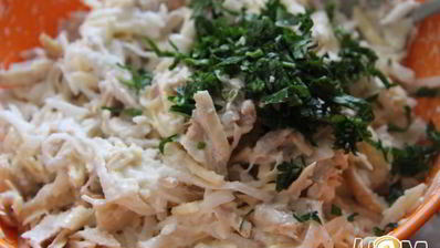 салат из дайкона с отварной курицей