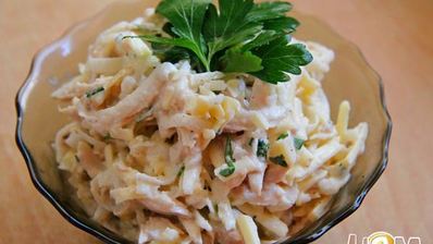 салат из дайкона с отварной курицей