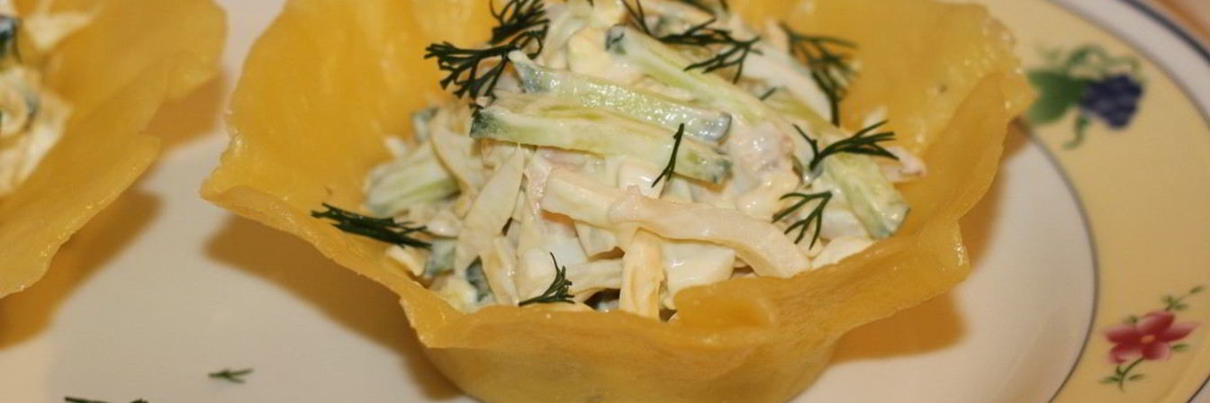 Салат из кальмаров в сырных корзиночках