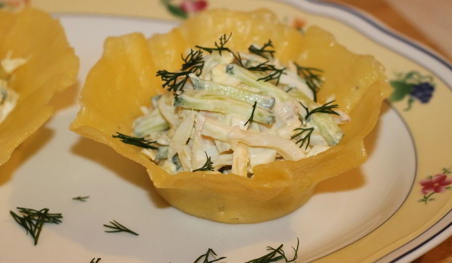 Рецепт салата из кальмаров в сырных корзиночках