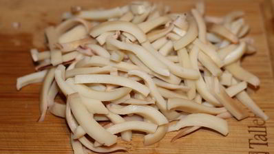 салат из кальмаров в сырных корзиночках