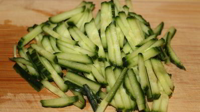 салат из кальмаров в сырных корзиночках