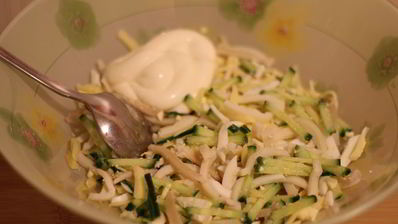 салат из кальмаров в сырных корзиночках