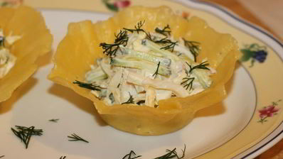 салат из кальмаров в сырных корзиночках