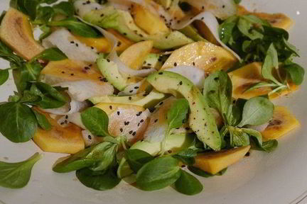 Салат из хурмы с авокадо и дайконом