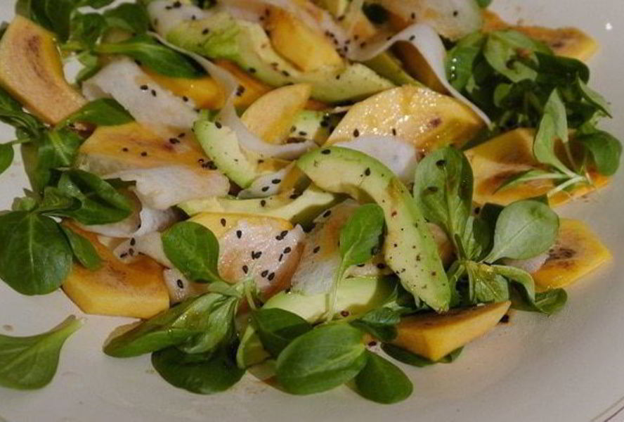 Салат из хурмы с авокадо и дайконом