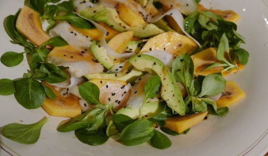 Рецепт салата из хурмы с авокадо и дайконом