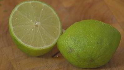 салат из хурмы с авокадо и дайконом