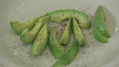 салат из хурмы с авокадо и дайконом