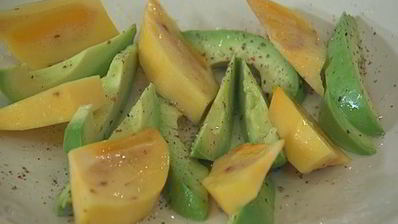 салат из хурмы с авокадо и дайконом