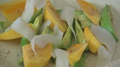 салат из хурмы с авокадо и дайконом