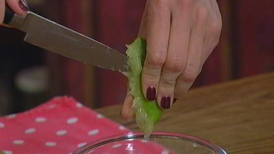 салат из хурмы с авокадо и дайконом