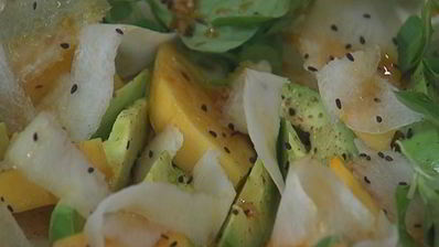 салат из хурмы с авокадо и дайконом