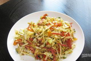 Салат из колбасы и сыра