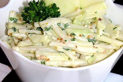 Салат из кольраби и яблок с горчичной заправкой