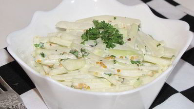 салат из кольраби и яблок с горчичной заправкой
